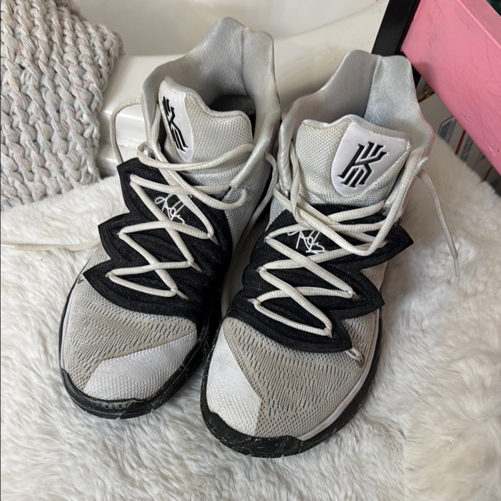 KYRIE 😉Men's Black and Gray Basketball Shoes